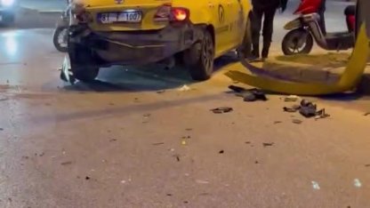 Taksiye çarpan motosikletli ağır yaralandı