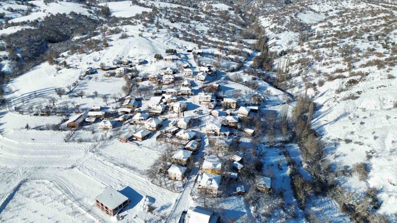 Tarihi ilçede kış güzelliği