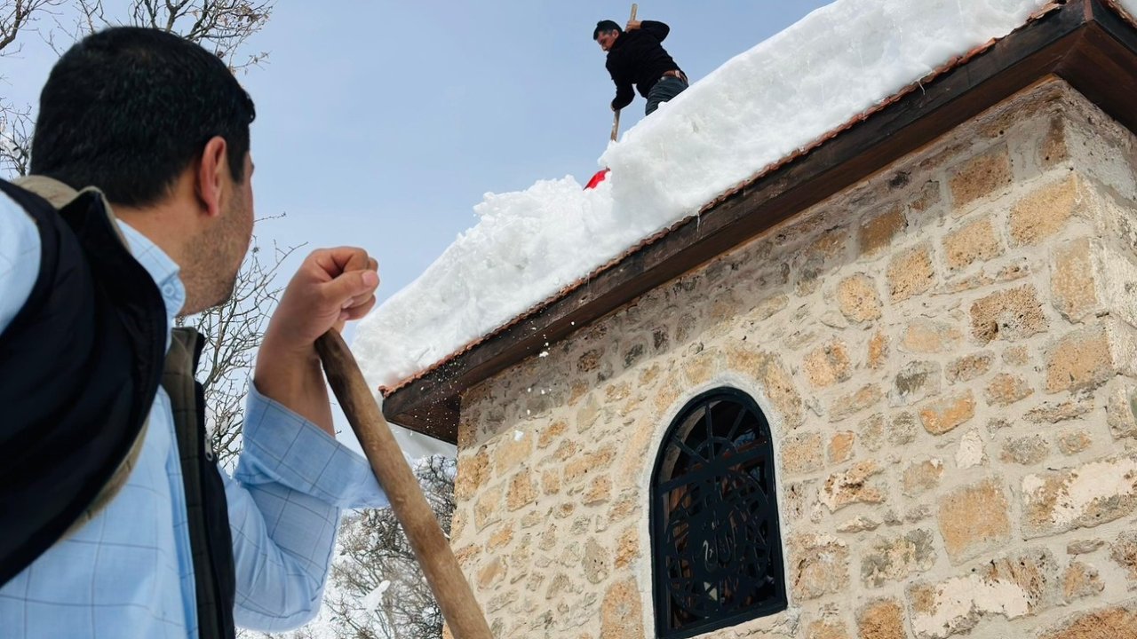 Tarihi miras onlara emanet: Muhtar ve imamdan örnek kar mesaisi