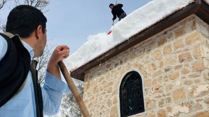 Tarihi miras onlara emanet: Muhtar ve imamdan örnek kar mesaisi