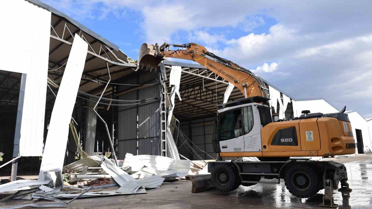 Tarım arazisine kaçak yapılan depolar yıkıldı