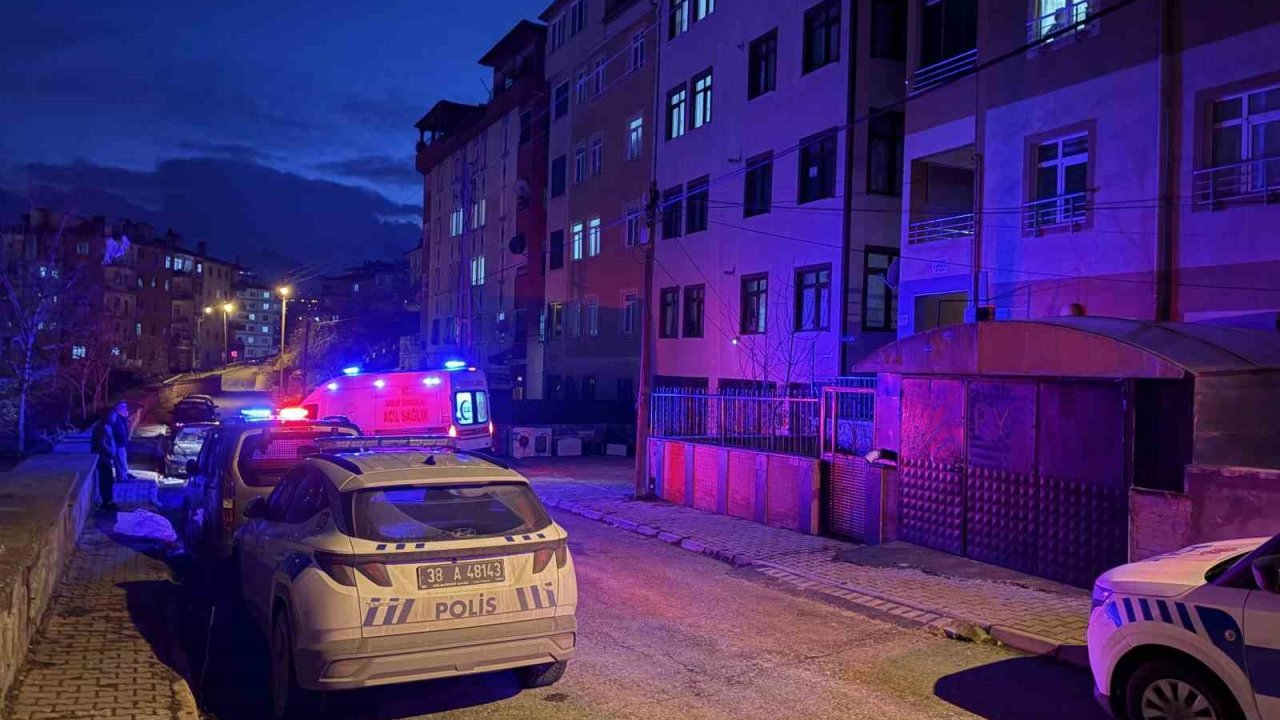 Tartıştığı erkek arkadaşını banyoda bıçaklayarak öldürdü