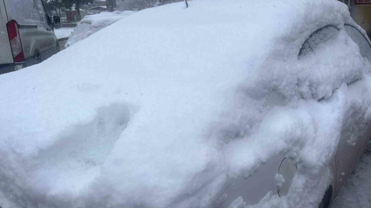 Tavşanlı’da şehir içi ve yüksek kesimler beyaza büründü