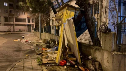 Tekirdağ’da kamyonet taksi durağına daldı, olay yerini terk etti: O anlar kamerada