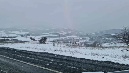 Tekirdağ’ın yüksek kesimleri yağan karla beyaza büründü