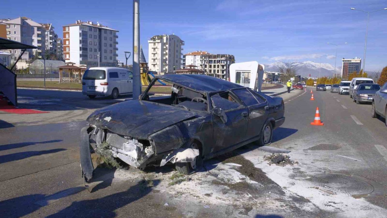 Telefonla uğraşırken takla atan otomobilden yara almadan kurtuldu