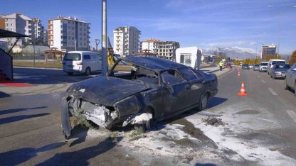 Telefonla uğraşırken takla atan otomobilden yara almadan kurtuldu