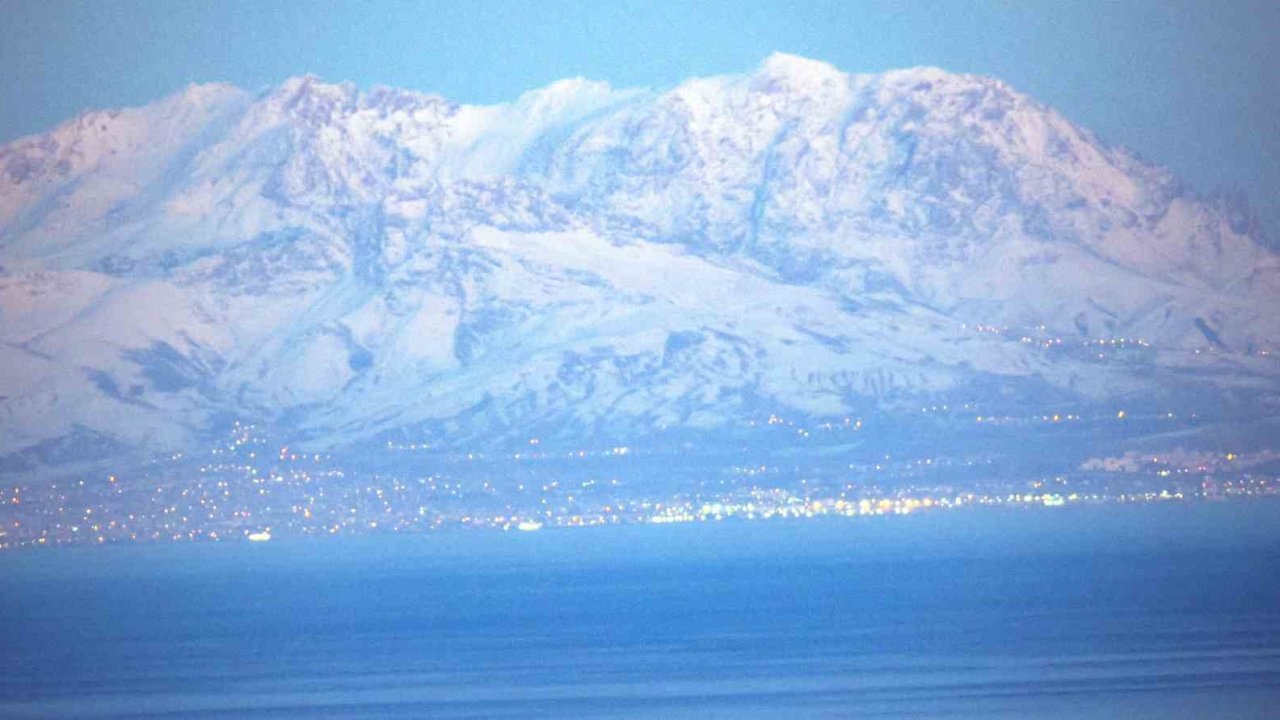 Teleskopik lensle Bitlis’ten Van’ı görüntüledi