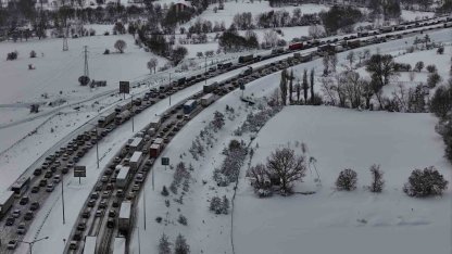 TEM Otoyolu’nun Bolu geçişinde trafik felç: Ankara ve İstanbul yönünde trafik durdu