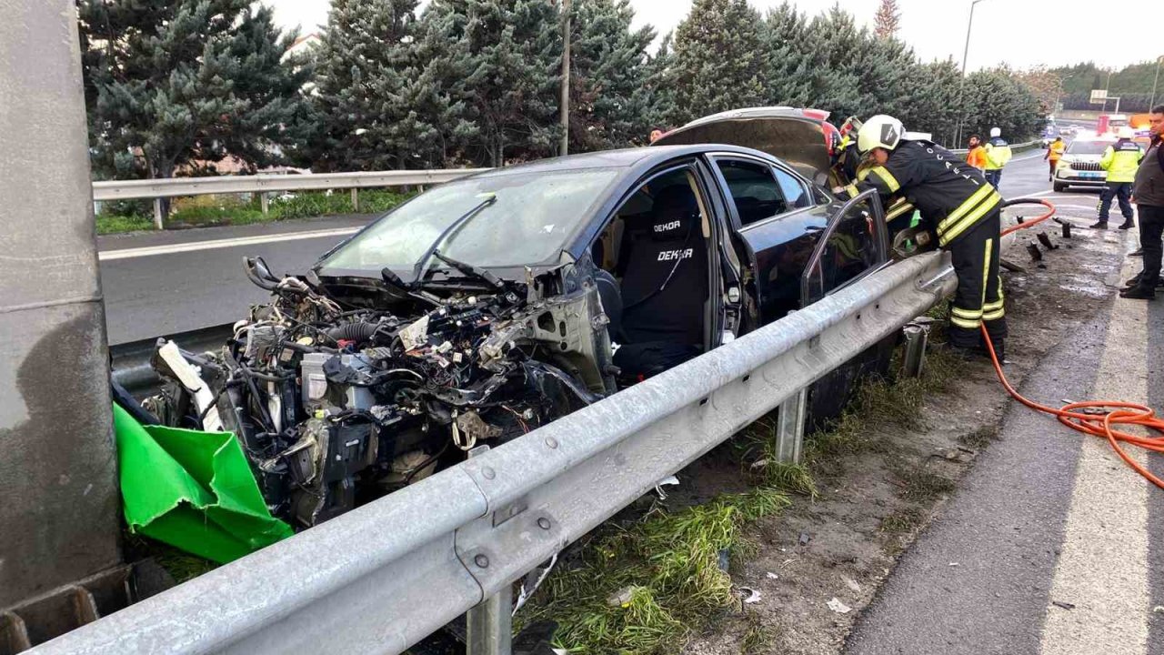 TEM’de otomobilin çarptığı bariyer yerinden söküldü: 1 yaralı