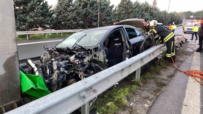 TEM’de otomobilin çarptığı bariyer yerinden söküldü: 1 yaralı