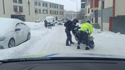 Tipiye rağmen görev başındaki polisler yolda kalanların yardımına koştu