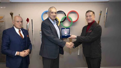 TMOK Anma ve Onurlandırma Komisyonu’ndan, Jülide Sonat’a ödül