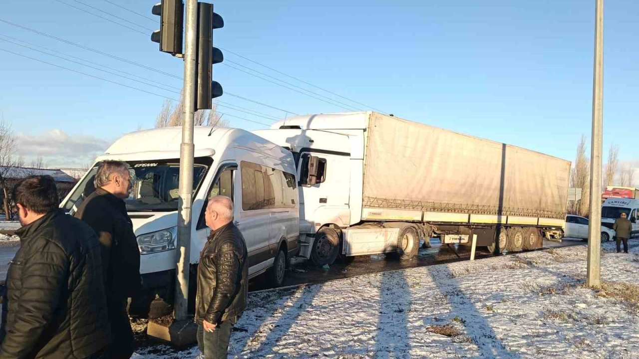 Tokat’ta buzlanma zincirleme kazaya oldu, 5 araç birbirine girdi