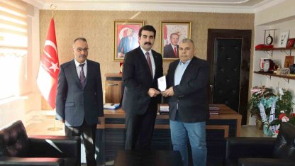 Tomarza’da vergi dairesi bünyesinde 41 yıl görev yapan memura kaymakamdan plaket