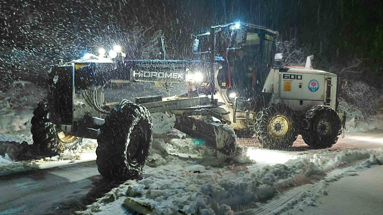 Trabzon’da karla mücadele ekipleri iş başında