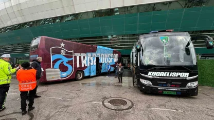 Trabzonspor ve Kocaelispor, stadyuma giriş yaptı