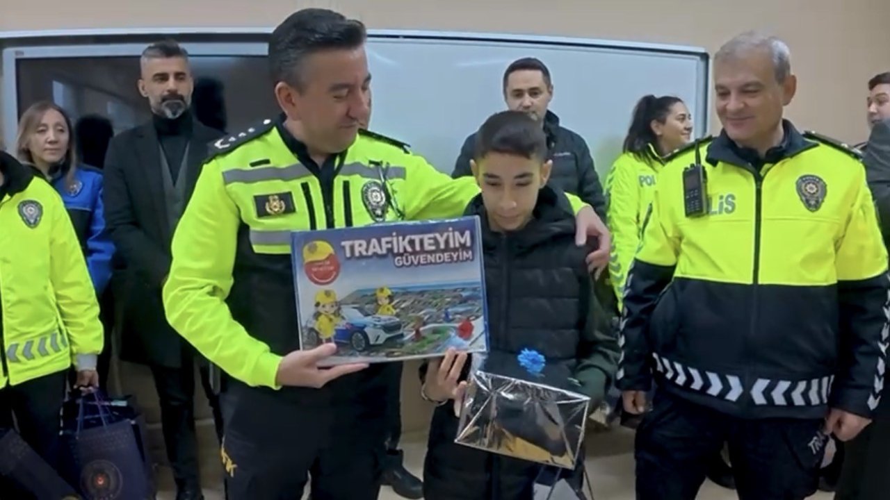 Trafik levhalarını temizleyen duyarlı öğrenciye karne günü anlamlı ziyaret