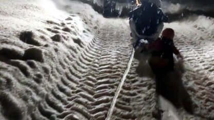 Traktöre bağlanan kızaklarla gün boyu kayak yaptılar