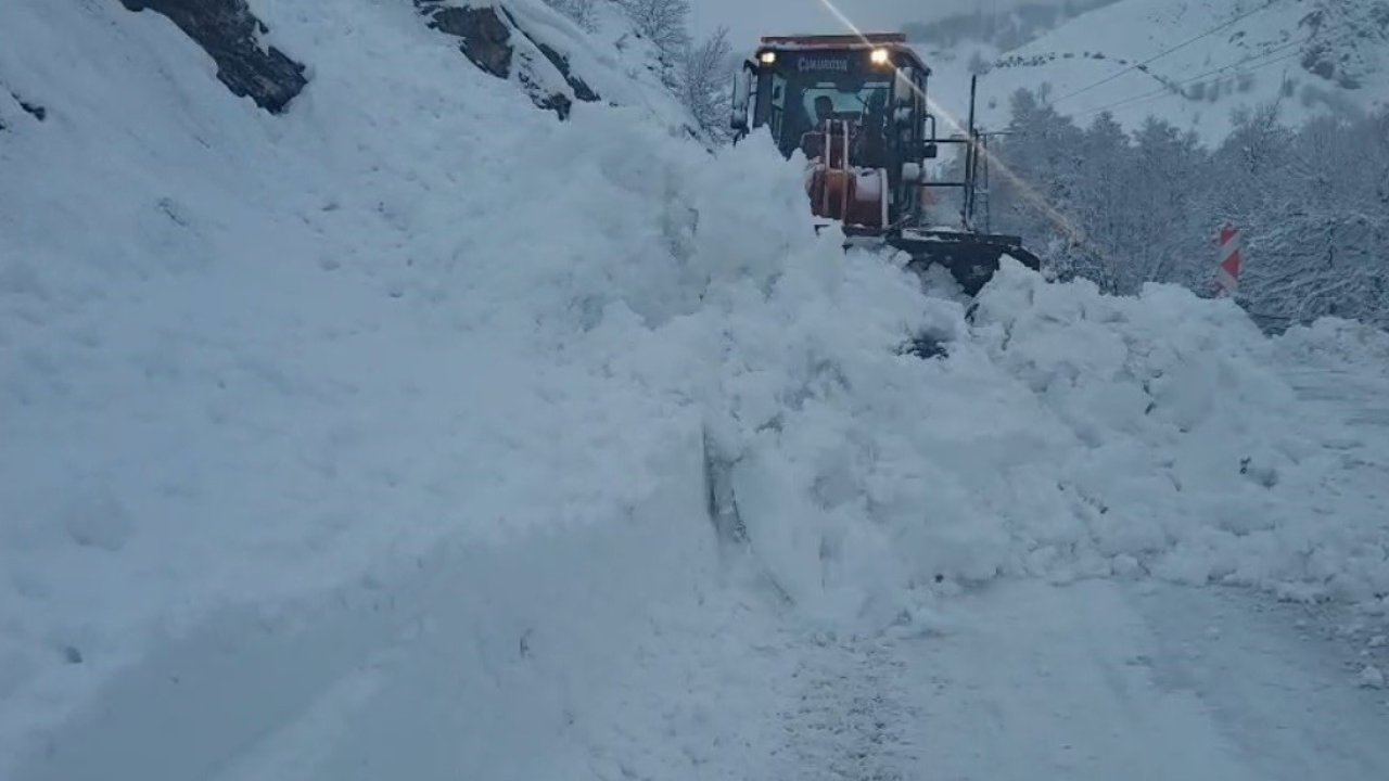 Tunceli-Ovacık yolunda çığ: Ulaşım kısa sürede yeniden sağlandı