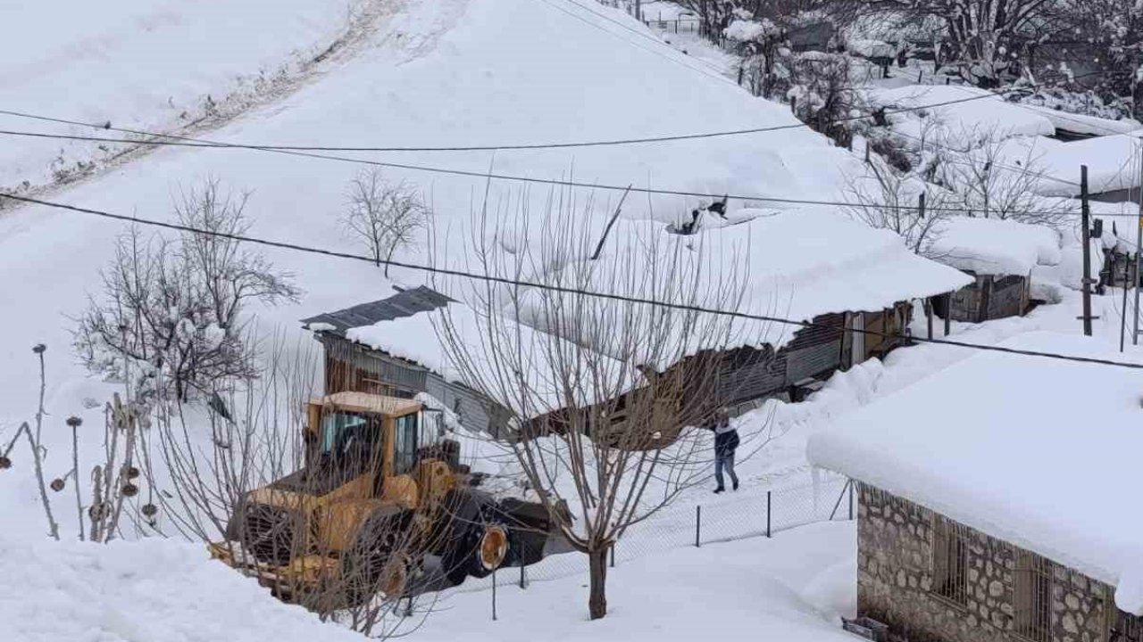 Tunceli’de karla mücadele çalışmalarını aralıksız sürdürüyor
