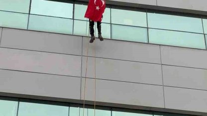 Türk bayrağına saldırıya Aydın’dan tepki: 30 metreye tırmanıp zirveye astı