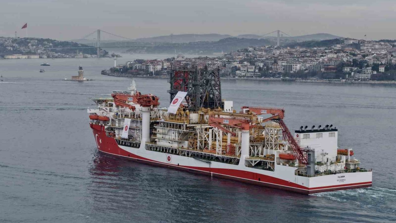 Türk sondaj gemisi Yıldırım İstanbul Boğazı’ndan geçti