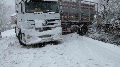 Türkeli’de doğalgaz tırı karda kaydı, yol ulaşıma kapandı