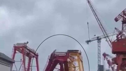 Tuzla’da kule vinç rüzgarın etkisiyle devrildi