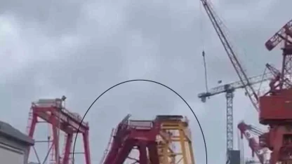 Tuzla’da kule vinç rüzgarın etkisiyle devrildi