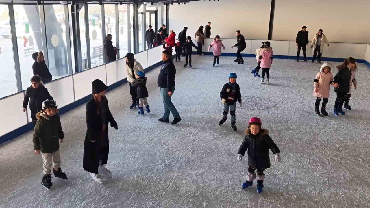 Ücretsiz buz pisti çocukların yüzünü güldürdü