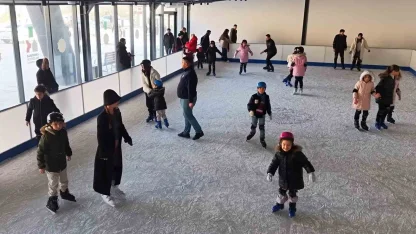 Ücretsiz buz pisti çocukların yüzünü güldürdü