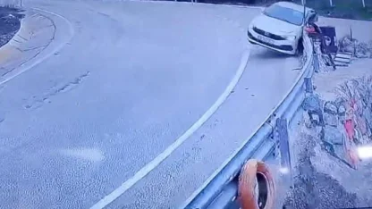 Uludağ yolunda kontrolden çıkan araç bariyerlere çarptı