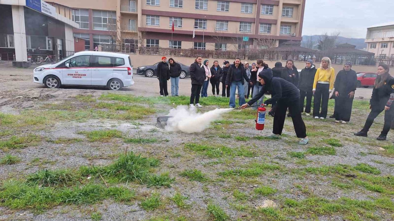 Üniversite öğrencilerine temel yangın eğitimi