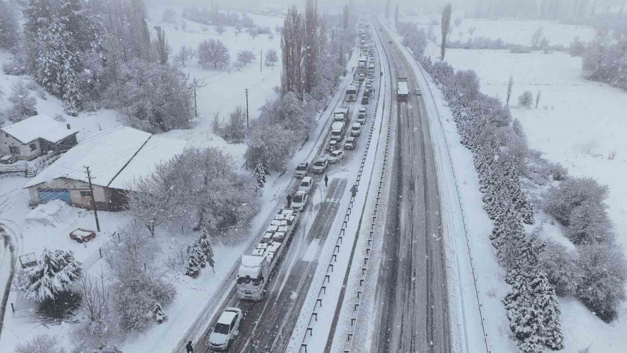 Uşak-Ankara karayolu 3 saat trafiğe kapandı