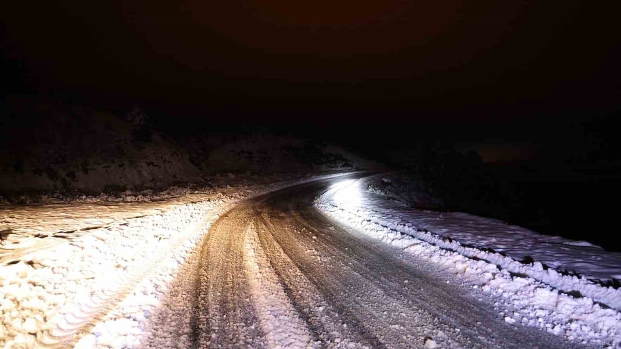 Uşak İl Özel İdaresi ekipleri kar sonrası kapanan yolları ulaşıma açtı