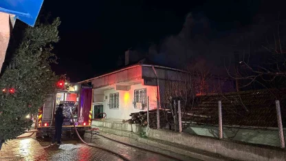 Uşak’ta çatı yangını paniğe neden oldu