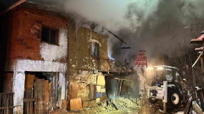 Uşak’ta iki katlı ev yangında küle döndü: Karı-koca dumandan etkilendi