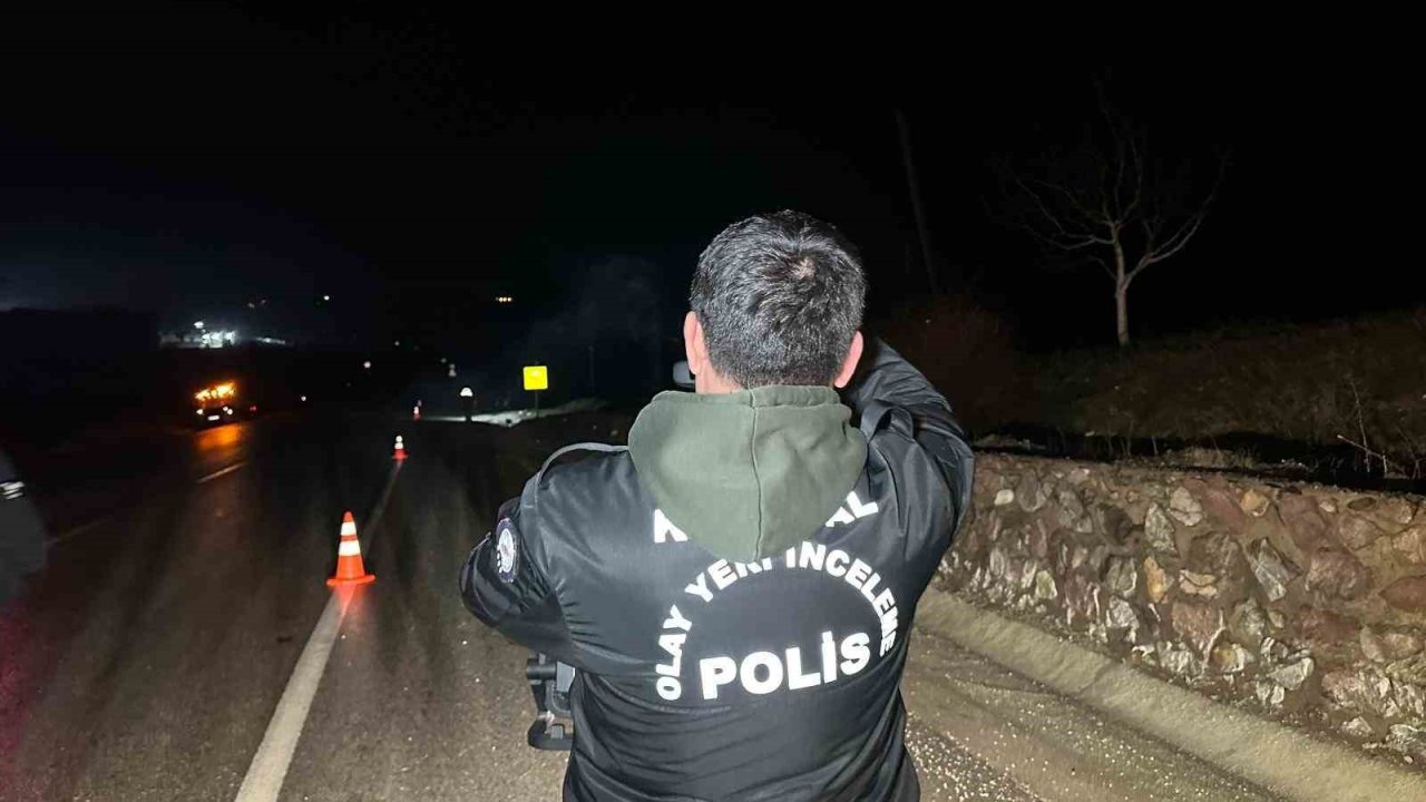 Uşak’ta otomobil şarampole devrilip takla attı: 1 ölü, 3 yaralı