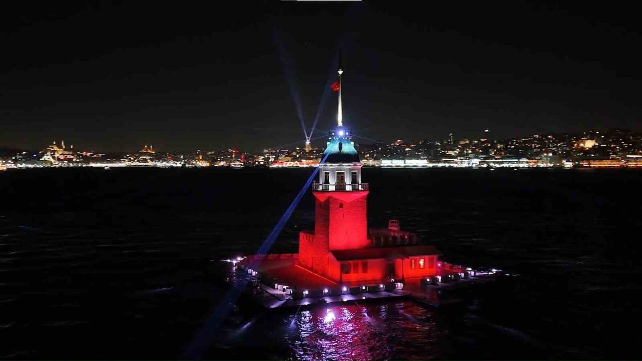Üsküdar Kız Kulesi’nde yılbaşına özel ışık şovu mest etti
