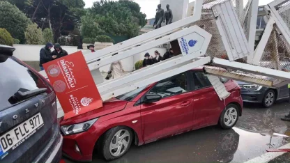 Üsküdar’da tırın üzerindeki ekskavatör tabelaya çarptı: 7 araç zarar gördü