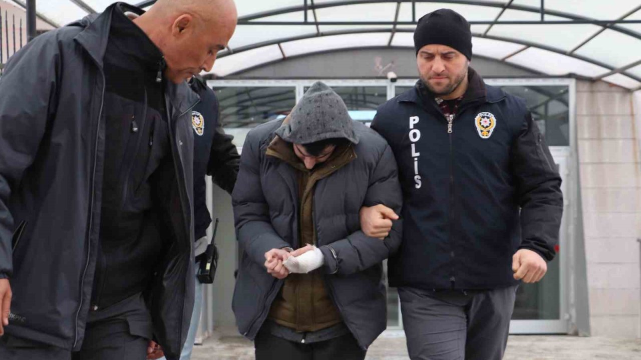 Üvey babasını bıçakla ağır yaralayan şahıs tutuklandı