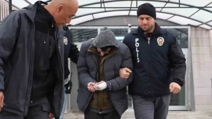 Üvey babasını bıçakla ağır yaralayan şahıs tutuklandı