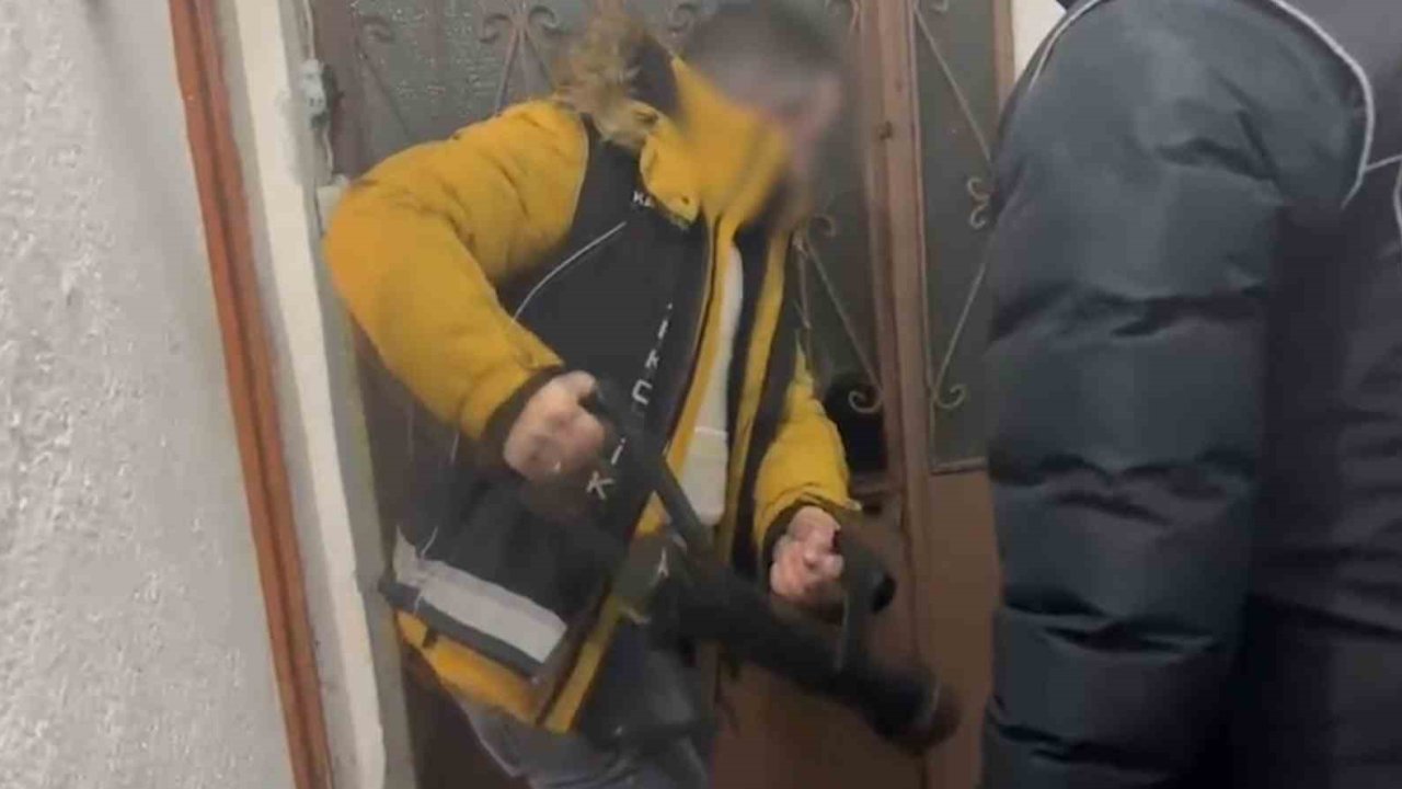 Uyuşturucudan aranan şahıs sığınakta yakalandı