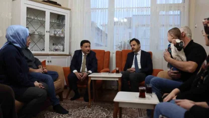 Vali Çiçek vatandaşın çay davetini kırmadı