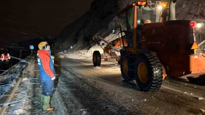 Van-Bitlis karayoluna çığ düştü