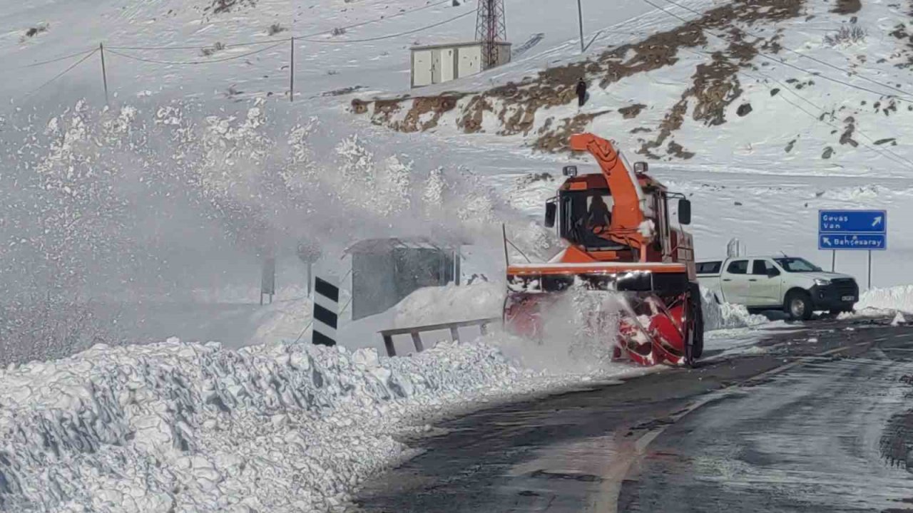 Van-Çatak yolunda 5. gün: Geçişler sadece acil ve öncelikli araçlara açık
