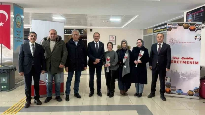 Van’a yeni atanan öğretmenler güllerle karşılandı