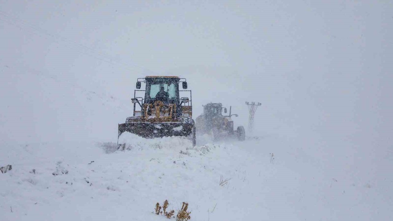 Van’da 671 yerleşim yerinin yolu ulaşıma kapandı