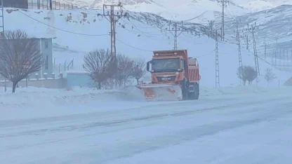 Van’da kar esareti: 594 yerleşim yolu kapandı, eğitime kar engeli